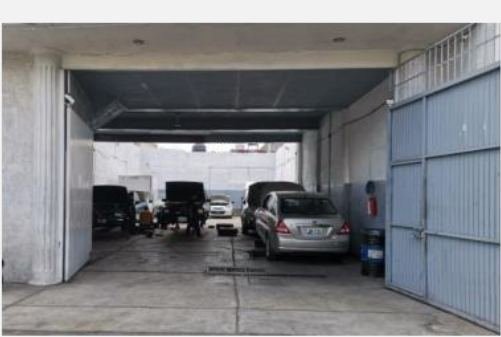 Entrada del taller con portón abierto