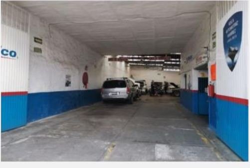 Nave del taller con autos en servicio